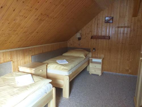 2 twin beds