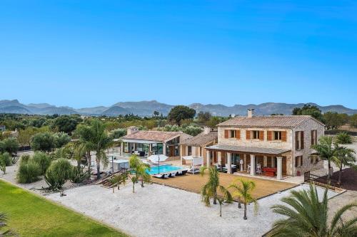 Stunning Mediterranean Villa Large Gardens Pool Jacuzzi Alcudia 