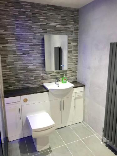 CITY CENTRE APARTMENT with Free Secure Underground Parking - image 8