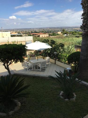 Skats, Il giardino sul mare in Cava D'Aliga