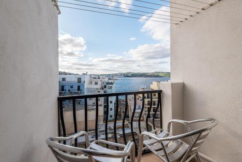 Seashells Penthouse with sunny terrace with stunning sea views in Bugibba - by Getawaysmalta - image 13