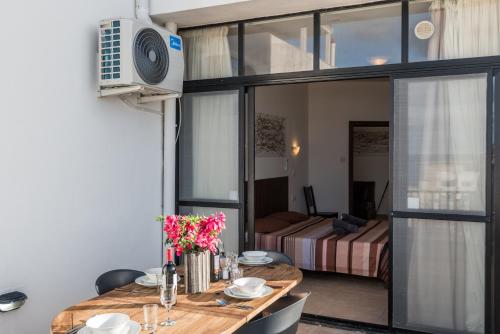 Seashells Penthouse with sunny terrace with stunning sea views in Bugibba - by Getawaysmalta - image 4