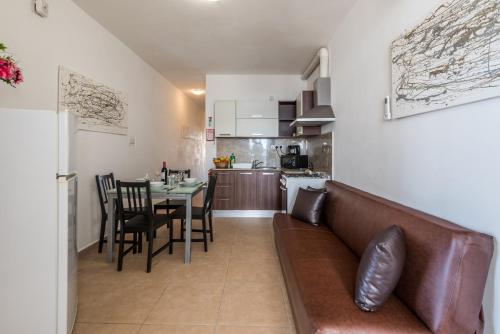 Seashells Penthouse with sunny terrace with stunning sea views in Bugibba - by Getawaysmalta - image 8