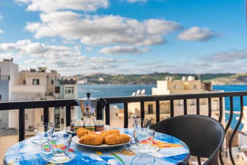 B&B San Pawl il-Baħar - Seashells Apartments with terrace, just off the seafront in Bugibba - by Getawaysmalta - Bed and Breakfast San Pawl il-Baħar