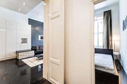 BpR B&W Elegant Home, Budapest (photo 5)