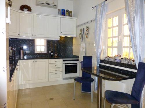 Corniche, Villa privee vue mer, tarifs preferentiels pour des sejours longues durees entre amis