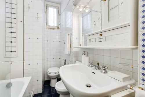 Bathroom, Elegant Apartment Rome in Via Veneto