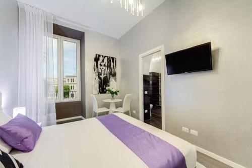 B&B Colosseo Panoramic Rooms Located in Colosseum and Foro Romano, B&B Colosseo Panoramic Rooms is a perfect starting point from which to explore Rome. The hotel offers guests a range of services and amenities designed to provide