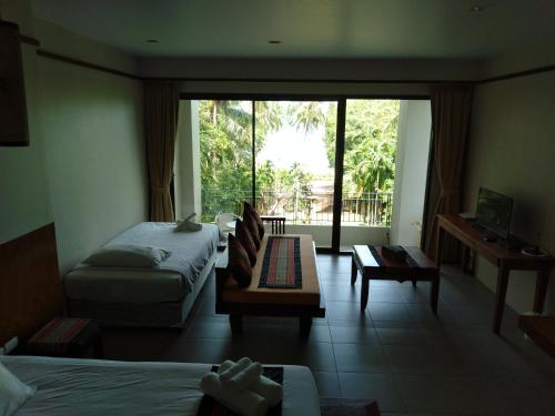 1 king bed, 2 twin beds
