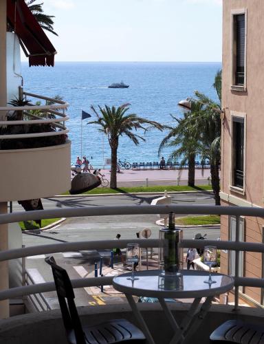 Nice Centre - Apartment with balcony and stunning sea view! - image 14