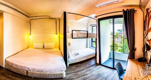 room detail thumbnail 1