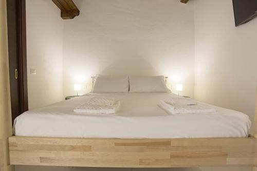 Triple Room with Balcony image 10
