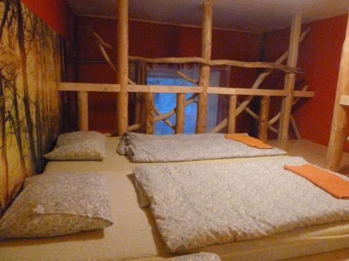 1 twin bed, 3 bunk beds
