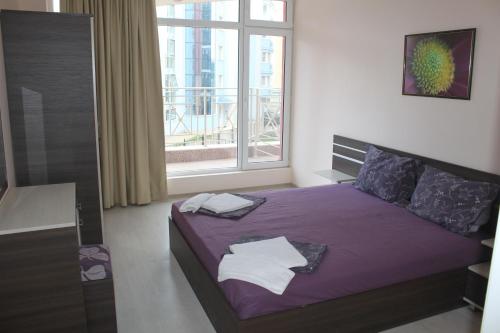 1 queen bed, 1 sofa bed