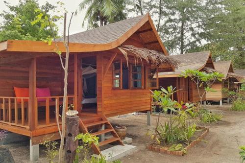 Lipe Beach Resort Ideally located in the Sunrise Beach area, Lipe Beach Resort promises a relaxing and wonderful visit. The property offers a high standard of service and amenities to suit the individual needs of all t