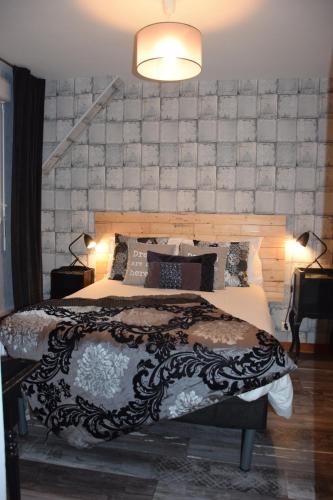 1 queen bed, 2 bunk beds