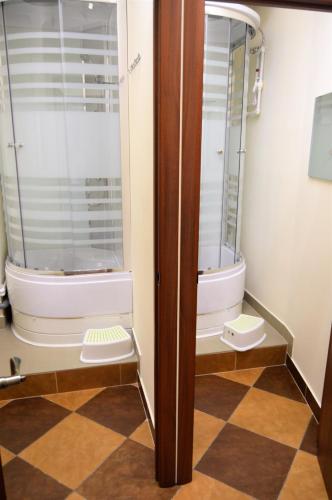 Re Hostel - image 8