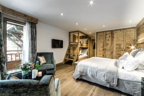 1 queen bed, 2 bunk beds