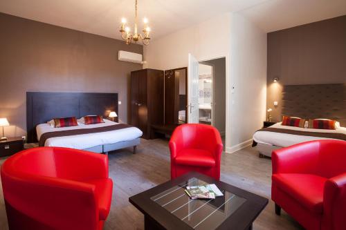 Hotel Restaurant La Hoirie The 3-star La Hoirie offers comfort and convenience whether youre on business or holiday in Sarlat (la Caneda). Featuring a complete list of amenities, guests will find their stay at the property a c