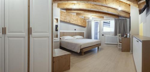 1 queen bed, 3 twin beds