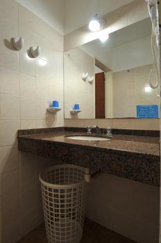 Standard Quadruple Room image 9