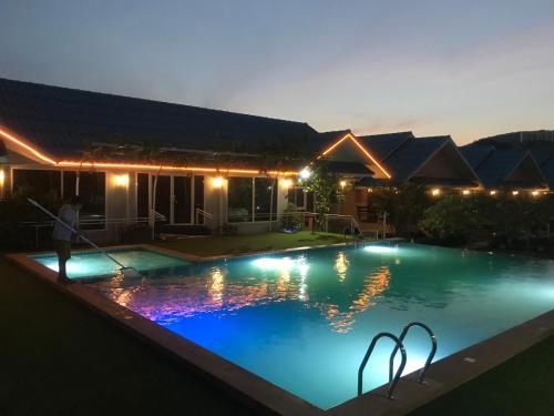 Swimming pool, Sangtong Beach Resort in Laem Sing