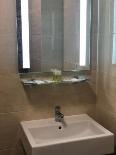 Non-stop hotel - image 9