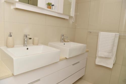 Urban Awe Apartment- iTowers 18th Floor Urban Awe Apartment- iTowers 18th Floor