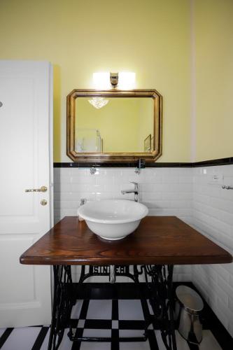 Queen Room with Shared Bathroom image 2