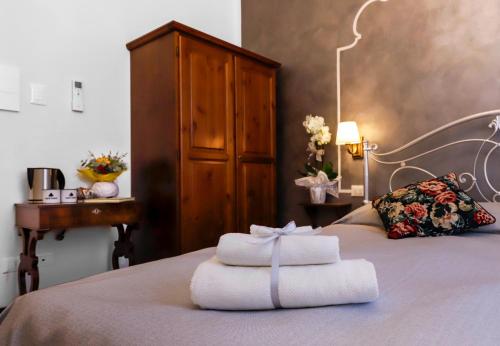 Standard Double Room with Shared Bathroom image 6