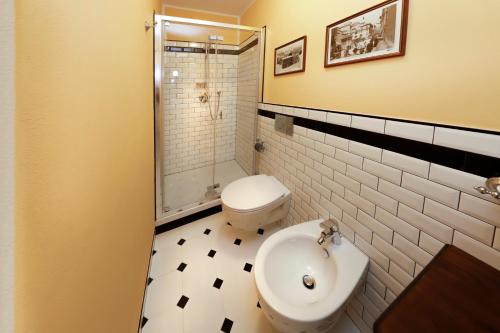 Double Room with Private External Bathroom image 2