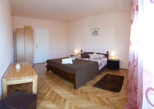 One-Bedroom Apartment with Terrace and Sea View -Roosewelt Street image 10
