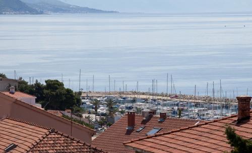 One-Bedroom Apartment with Terrace and Sea View -Roosewelt Street image 3