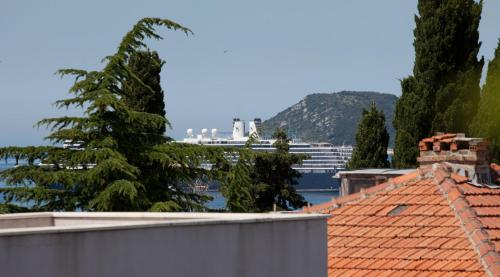 One-Bedroom Apartment with Terrace and Sea View -Roosewelt Street image 6