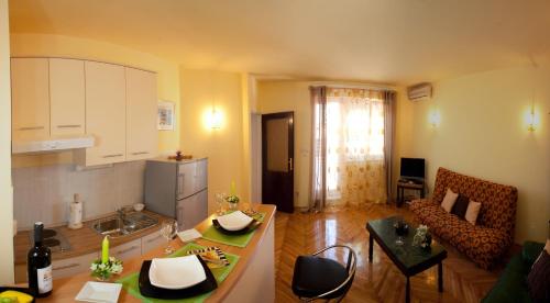 One-Bedroom Apartment with Terrace and Sea View -Roosewelt Street image 5