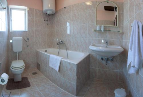 One-Bedroom Apartment with Terrace and Sea View -Roosewelt Street image 7