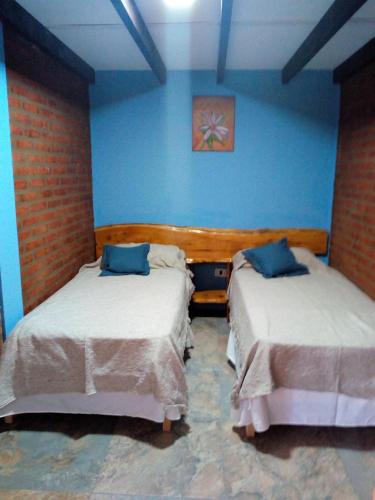 1 king bed, 2 twin beds