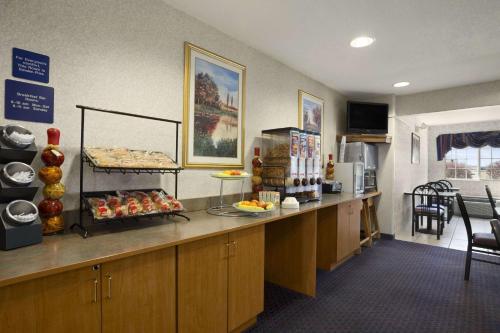 Ramada Limited and Suites Bloomington - image 14