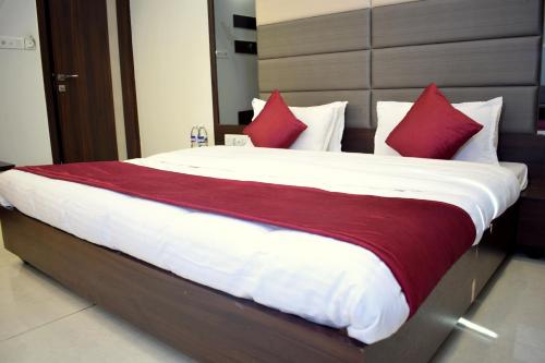 Hotel Sunrise Palace By Sky Stays