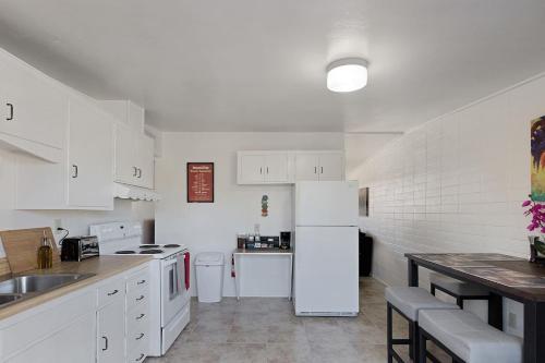 Top Rated Host - New Listing - Book NOW to SAVE! - main image