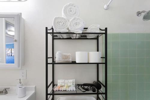 Top Rated Host - New Listing - Book NOW to SAVE! - image 2