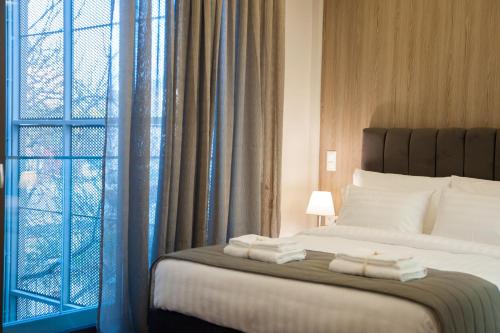 Standard Double or Twin Room with Balcony image 7