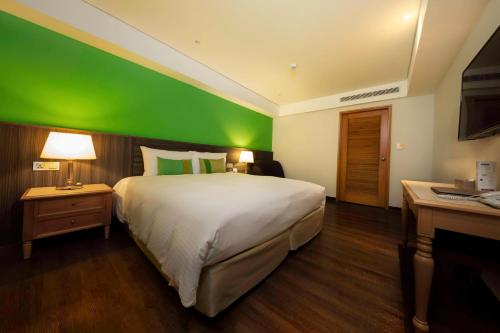 Green World Triple Beds