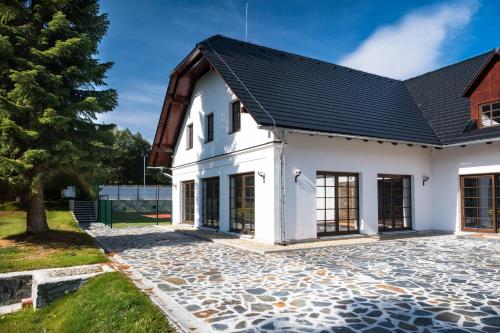 Wellness Hotel Holzberg - kryty relaxacni bazen, detsky bazen, whirlpool, sauna, restaurace, bowling in Suča Rudna