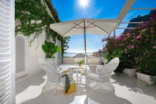 Double Room with Terrace and Hot Tub - Sea View image 1