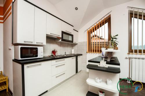 廚房, Guest House Nena Rastoke - Nature Retreat with waterfall views in 蘇倫齊