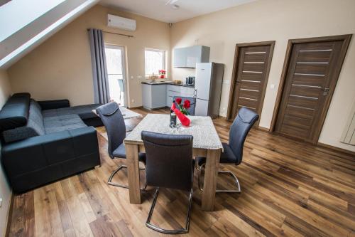 Jagatud salong / TV-ala, Dwór Skalny Apartamenty, Pokoje i Restauracja Karczma Skalna (Dwor Skalny Apartamenty, Pokoje i Restauracja Karczma Skalna) in Milkow