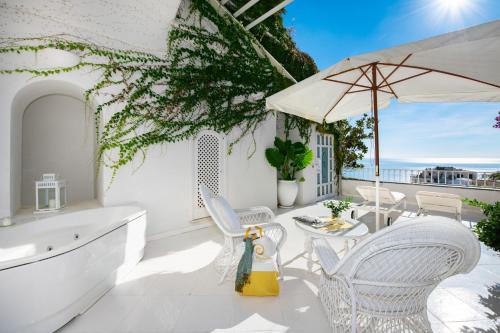 Double Room with Terrace and Hot Tub - Sea View image 6