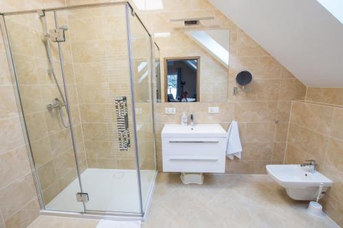 Vannituba, Dwór Skalny Apartamenty, Pokoje i Restauracja Karczma Skalna (Dwor Skalny Apartamenty, Pokoje i Restauracja Karczma Skalna) in Milkow