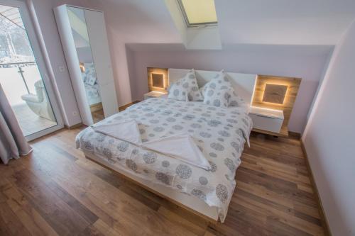 Dwór Skalny Apartamenty, Pokoje i Restauracja Karczma Skalna (Dwor Skalny Apartamenty, Pokoje i Restauracja Karczma Skalna) in Milkow